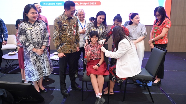 Pertama kalinya di Sulawesi, vaksinasi DBD massal untuk anak SD di Minahasa Utara. (Dok. Dinkes Minahasa Utara)