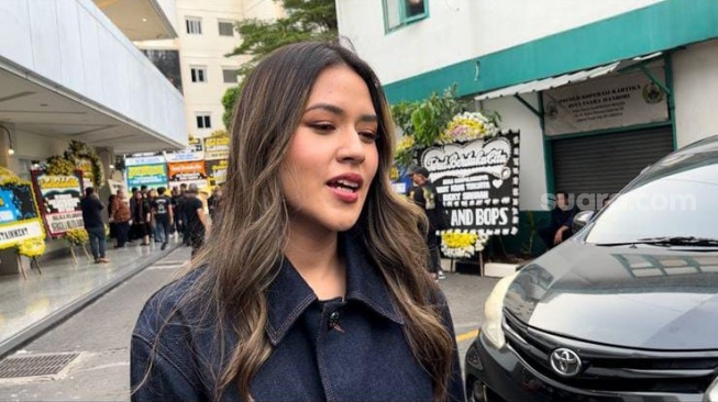 Melayat Ricky Siahaan, Raisa Kenang Pernah Digosipkan Jadi Anak Angkatnya