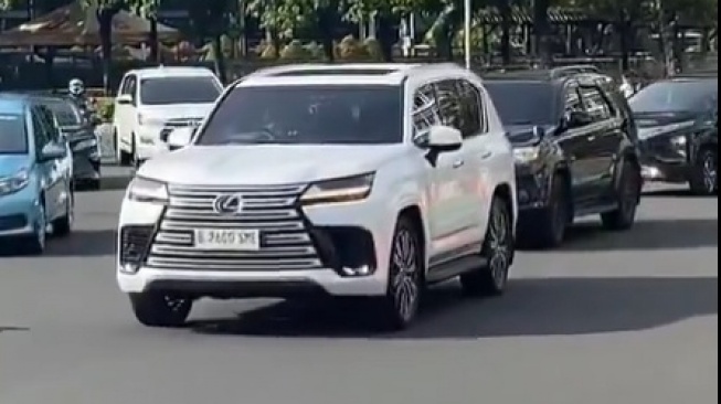 Mobil Dedy Mulyadi yang nunggak pajak (X)