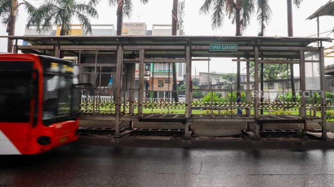 Kondisi Halte Transjakarta Tipar Cakung yang rusak di Jakarta, Sabtu (26/4/2025). [Suara.com/Alfian Winanto]