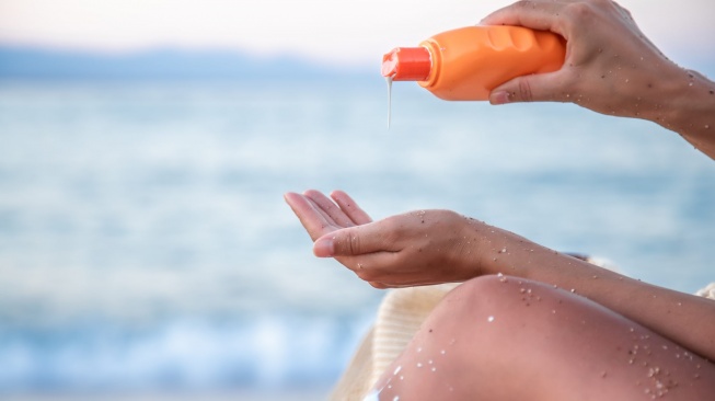ilustrasi perempuan memakai sunscreen (freepik/pvproductions)