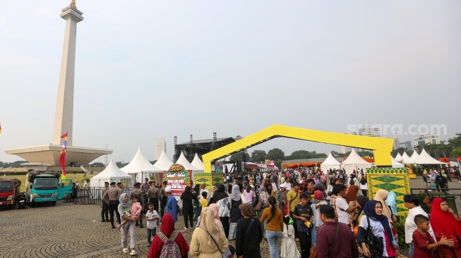 Warga mengunjungi acara Lebaran Betawi 2025 di kawasan Monumen Nasional (Monas), Jakarta, Sabtu (26/4/2025). [Suara.com/Alfian Winanto]