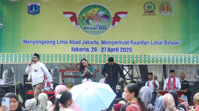 Warga mengunjungi acara Lebaran Betawi 2025 di kawasan Monumen Nasional (Monas), Jakarta, Sabtu (26/4/2025). [Suara.com/Alfian Winanto]