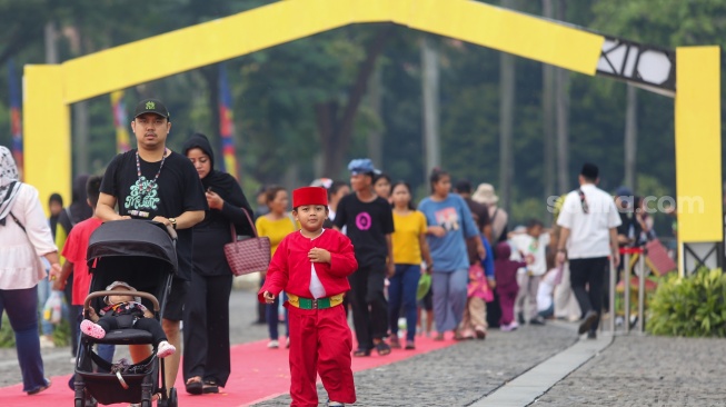 Warga mengunjungi acara Lebaran Betawi 2025 di kawasan Monumen Nasional (Monas), Jakarta, Sabtu (26/4/2025). [Suara.com/Alfian Winanto]