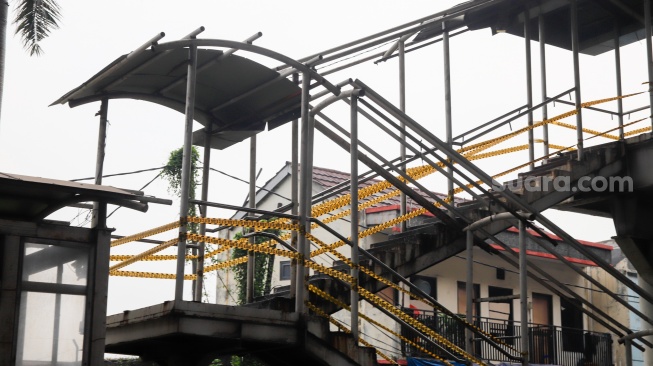 Kondisi Jembatan Penyeberangan Orang (JPO) Tipar Cakung yang rusak di Jakarta, Sabtu (26/4/2025). [Suara.com/Alfian Winanto]