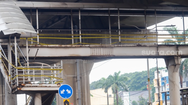 Kondisi Jembatan Penyeberangan Orang (JPO) Tipar Cakung yang rusak di Jakarta, Sabtu (26/4/2025). [Suara.com/Alfian Winanto]