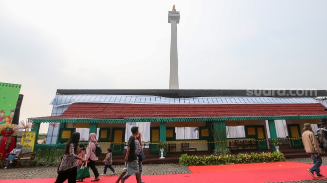 Warga mengunjungi acara Lebaran Betawi 2025 di kawasan Monumen Nasional (Monas), Jakarta, Sabtu (26/4/2025). [Suara.com/Alfian Winanto]