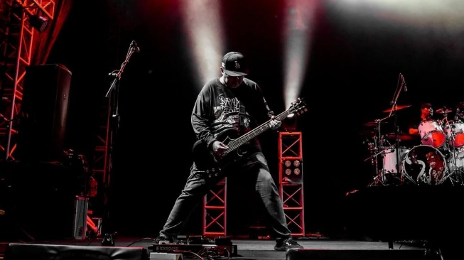 Haru, Prosesi Pemakaman Ricky Siahaan Diiringi Lagu Landslide Milik The Smashing Pumpkins