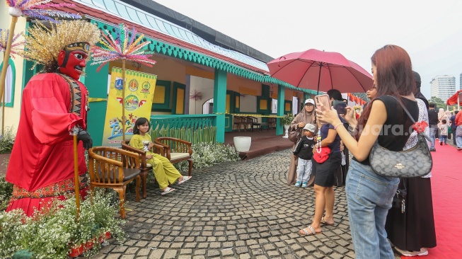 Warga mengunjungi acara Lebaran Betawi 2025 di kawasan Monumen Nasional (Monas), Jakarta, Sabtu (26/4/2025). [Suara.com/Alfian Winanto]
