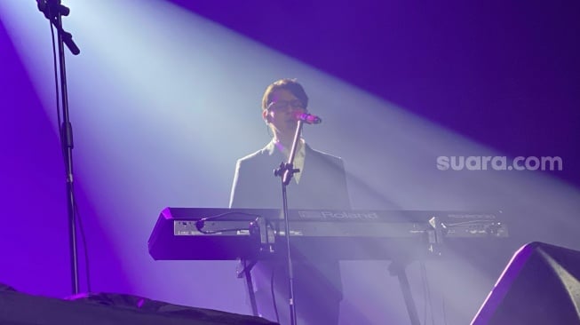 Ardhito Pramono tampil sebagai opening act konser Boyce Avenue di Grand Ballroom Hotel Pullman, Jakarta Barat, Minggu (27/4/2025). [Suara.com/Tiara Rosana]