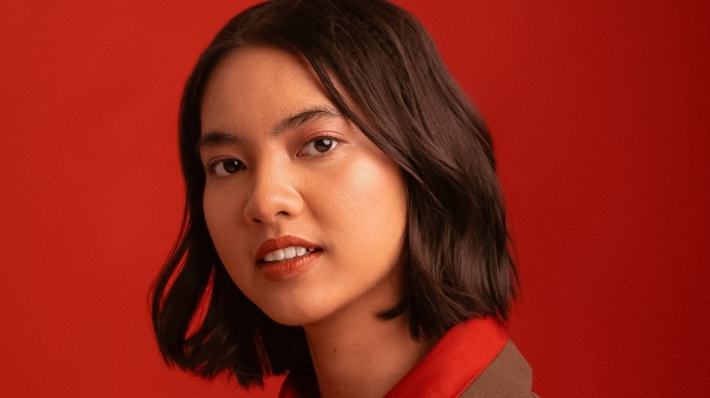 Dere bersama Tiga Dua Satu resmi merilis album kedua, Berbunga, yang bercerita tentang cinta dan segala warnanya.
