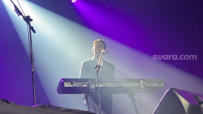 Ardhito Pramono tampil sebagai opening act konser Boyce Avenue di Grand Ballroom Hotel Pullman, Jakarta Barat, Minggu (27/4/2025). [Suara.com/Tiara Rosana]