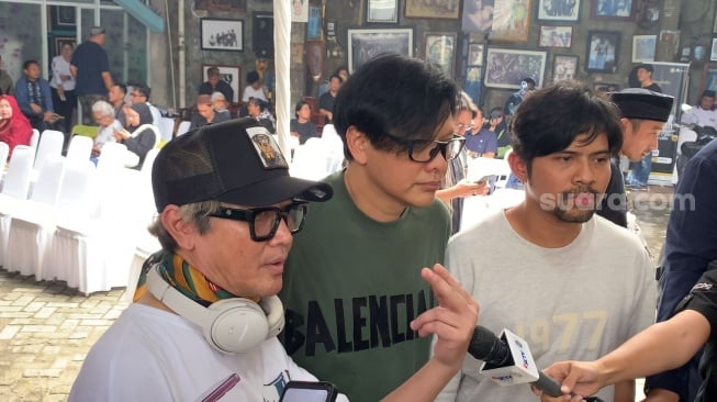 Personel GIGI di kediaman Bunda Iffet di Gang Potlot III, Duren Tiga, Jakarta, Minggu (27/4/2025). [Suara.com/Adiyoga Priyambodo]