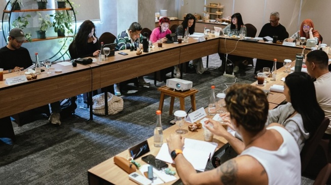 Para pemain dan kru film Rohtrip berkumpul sebelum menjalani proses syuting yang dilakukan di beberapa titik di Yogyakarta dan Jakarta. [Instagram/@filmrohtrip]