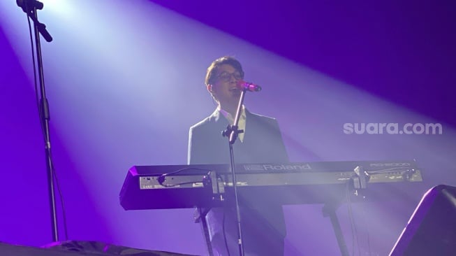 Ardhito Pramono tampil sebagai opening act konser Boyce Avenue di Grand Ballroom Hotel Pullman, Jakarta Barat, Minggu (27/4/2025). [Suara.com/Tiara Rosana]