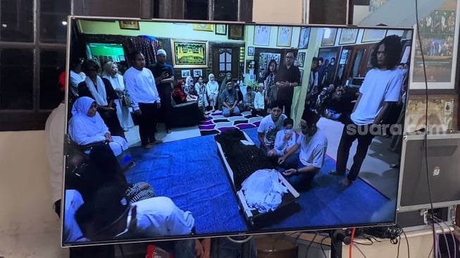 Suasana rumah duka Bunda Iffet di Gang Potlot III, Duren Tiga, Jakarta, Minggu (27/4/2025). [Suara.com/Adiyoga Priyambodo]