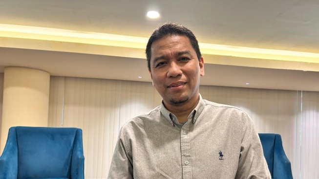 Dokter Subspesialis Hematologi Onkologi Medik Penyakit Dalam MRCCC Siloam Hospitals, Dr. dr. Andhika Rahman, Sp.PD-KHOM saat edukasi pasien di Jakarta, Selasa (22/4/2025) (Suara.com/Dini Afrianti Efendi)