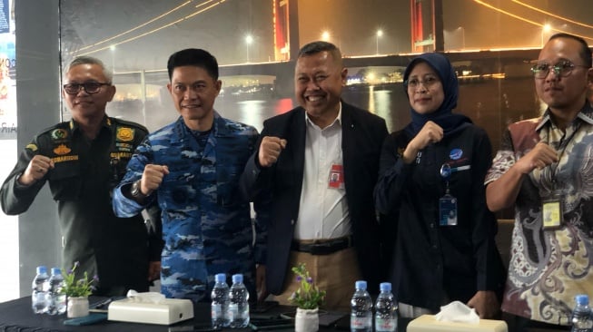 General Manager Bandara SMB II Palembang, R. Iwan Winaya bersama steakholder lainnya