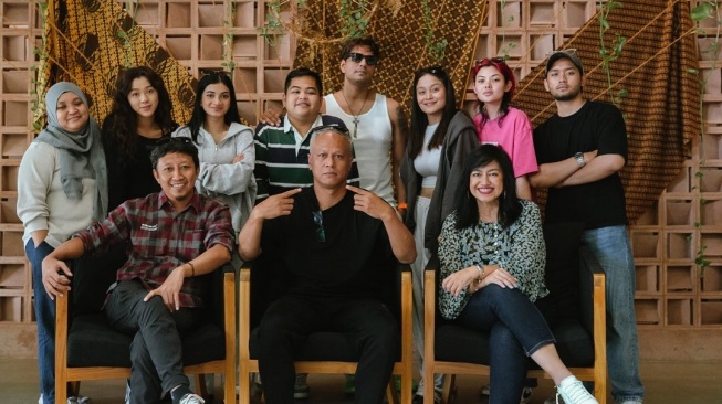 Para pemain dan kru film Rohtrip berkumpul sebelum menjalani proses syuting yang dilakukan di beberapa titik di Yogyakarta dan Jakarta. [Instagram/@filmrohtrip]