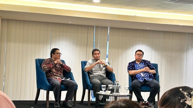 Dokter Subspesialis Hematologi Onkologi Medik Penyakit Dalam MRCCC Siloam Hospitals, Dr. dr. Andhika Rahman, Sp.PD-KHOM saat edukasi pasien di Jakarta, Selasa (22/4/2025) (Suara.com/Dini Afrianti Efendi)