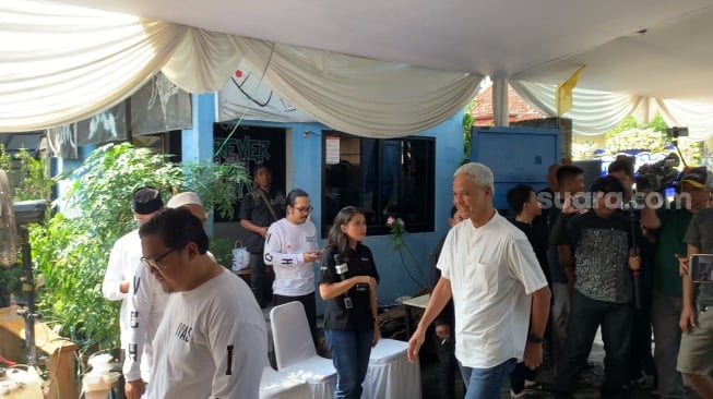 Ganjar Pranowo di rumah duka Bunda Iffet di Gang Potlot III, Duren Tiga, Jakarta, Minggu (27/4/2025). [Suara.com/Adiyoga Priyambodo]