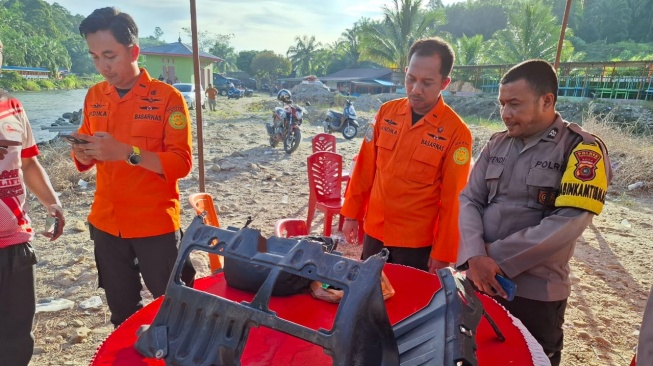 Serpihan mobil dan barang-barang diduga milik penumpang mobil yang terjun ke Sungai Lae Kombih, Kabupaten Pakpak Bharat, Sumatera Utara (Sumut), ditemukan. [dok Basarnas Medan]