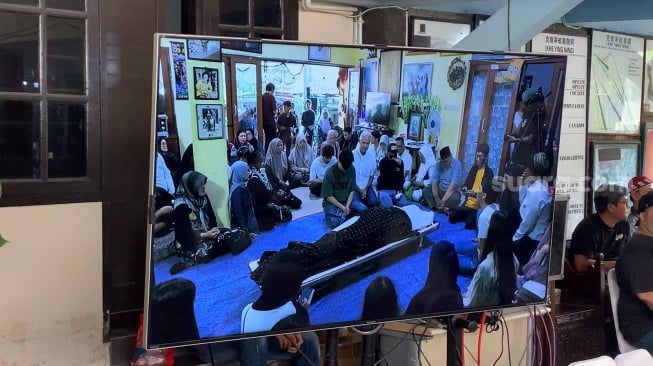 Ganjar Pranowo di rumah duka Bunda Iffet di Gang Potlot III, Duren Tiga, Jakarta, Minggu (27/4/2025). [Suara.com/Adiyoga Priyambodo]