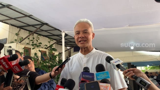 Ganjar Pranowo Bersimpuh di Dekat Jenazah Bunda Iffet, Ungkap Penyesalan Terbesar