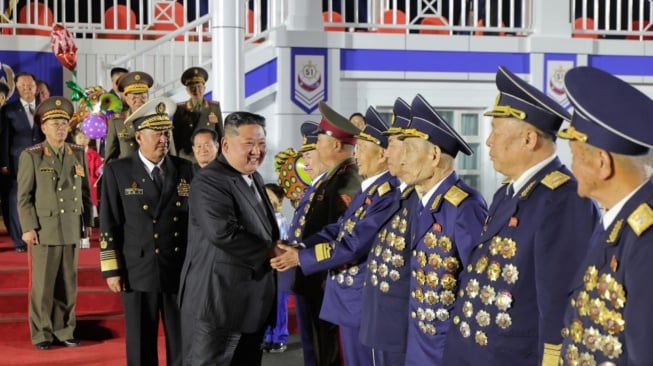 Kim Jong Un saat hadiri upacara peluncuran kapal perusak multiguna di Pelabuhan Nampo (x.com)