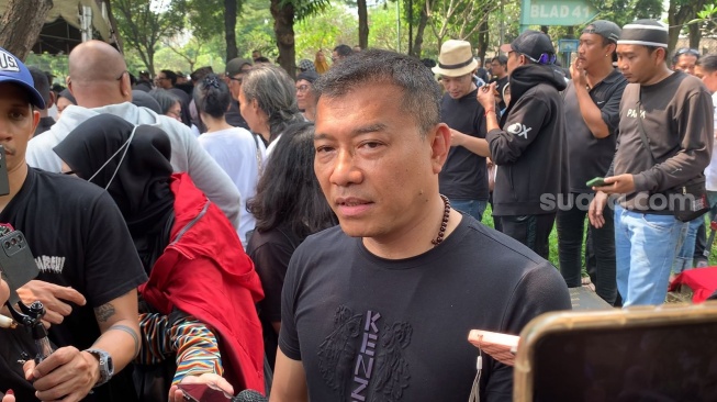 Video Anang Hermansyah Kerja Kelompok di Unair Viral, Warganet Salfok ke Background Laptop