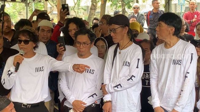 Slank Kompak Pakai Kaus Putih di Makam, Ternyata Buatan Bunda Iffet Sejak 2017