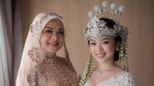 Putrinya Baru Saja Menikah, Betharia Sonata Menangis Ceritakan Pernikahan Anak Perempuannya