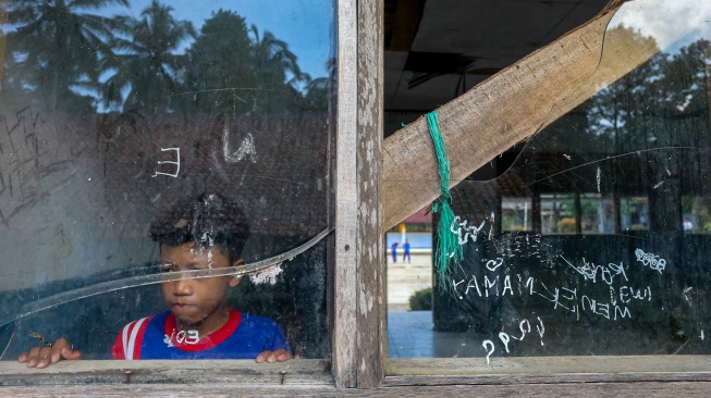 Seorang siswa berdiri di salah satu ruang kelas yang rusak di SMP Negeri 2 Cimanuk, Pandeglang, Banten, Senin (28/4/2025). [ANTARA FOTO/Angga Budhiyanto/rwa]