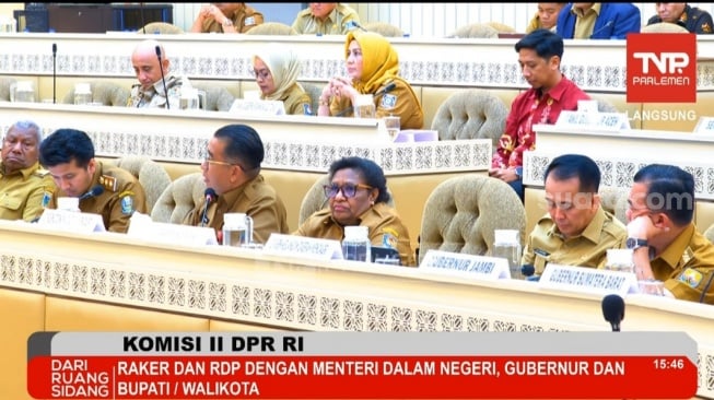 Pemaparan Wakil Menteri Dalam Negeri (Wamendagri) Ribka Haluk yang didampingi jajarannya saat rapat bersama Komisi II DPR RI di Parlemen, Senayan, Jakarta. (Tangkapan layar/Bagaskara)