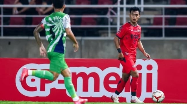 Pratama Arhan saat memperkuat Bangkok United di Liga Thailand. [Instagram @pratamaarhan8]