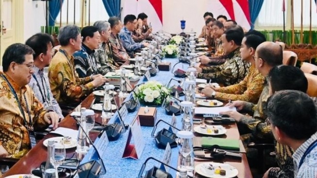 Presiden Prabowo Subianto dan Wapres Gibran Rakabuming Raka saat menerima belasan pengusaha dari Korea Selatan (Korsel) di Istana Kepresidenan, Jakarta Senin (28/4/2025). [Laily Rachev - Biro Pers Sekretariat Presiden]
