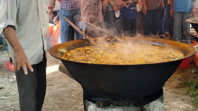 Makanan khas di Aceh adalah Kuah Beulangong, di mana daging dan rempah-rempah dimasak di atas kuali besar. (Twitter)