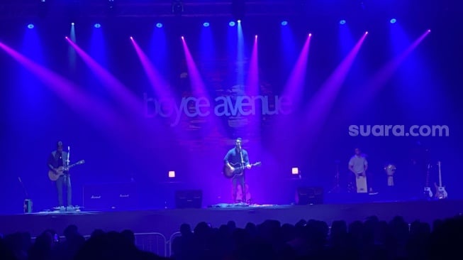 Boyce Avenue dalam konser solo di Grand Ballroom Hotel Pullman, Jakarta Barat, Minggu (27/4/2025) malam. [Suara.com/Tiara Rosana]