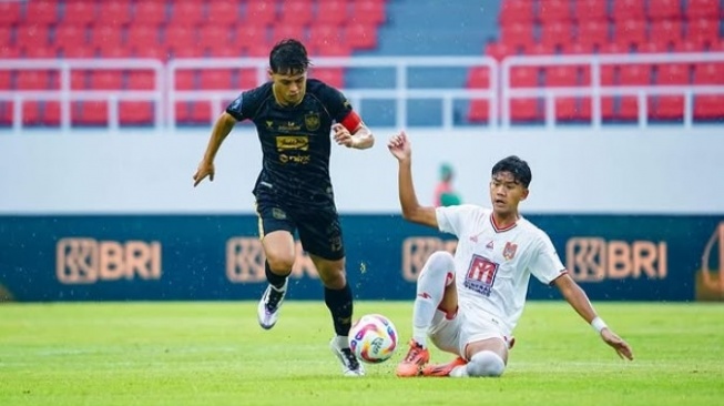 Aksi gelandang PSIS Semarang, Alfeandra Dewangga saat melawan Malut United. [Instagram @alfeandradewangga]