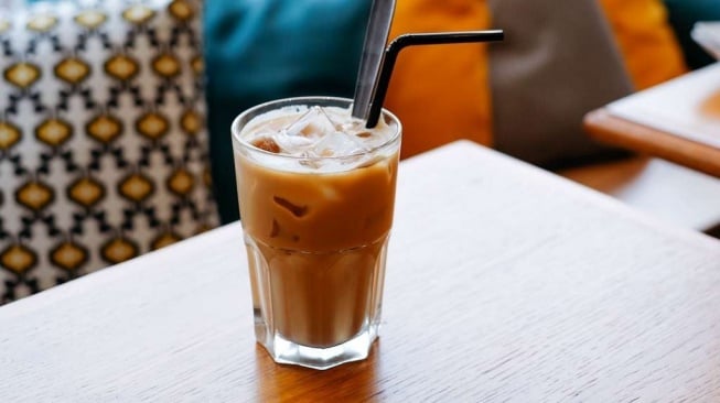 Ilustrasi kopi memakai sedotan. [Unsplash]
