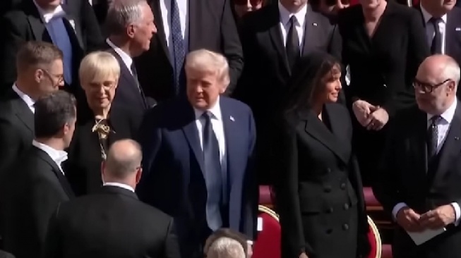 Donald Trump di pemakaman Paus Fransiskus. (YouTube/ 9 News Australia)