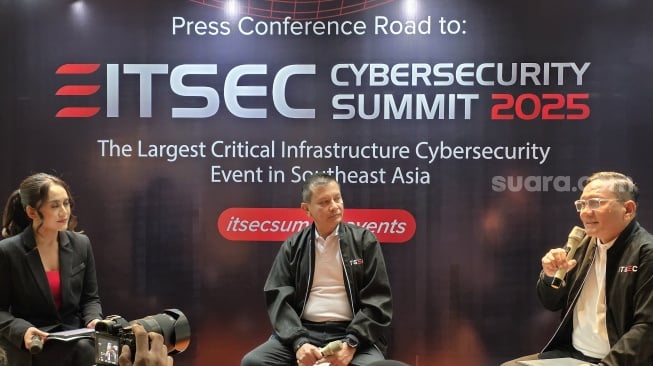 Presiden Direktur PT ITSEC Asia Tbk, Joseph Edi Hut Lumban Gaol (kanan) dan Direktur PT ITSEC Asia Tbk Eko Prasudii Widianto saat konferensi pers yang digelar di Artotel Casa Kuningan, Jakarta, Senin (28/4/2025). [Suara.com/Dicky Prastya]