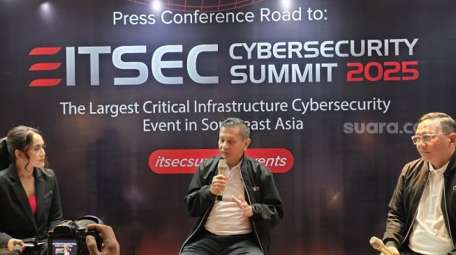 Presiden Direktur PT ITSEC Asia Tbk, Joseph Edi Hut Lumban Gaol (kanan) dan Direktur PT ITSEC Asia Tbk Eko Prasudii Widianto saat konferensi pers yang digelar di Artotel Casa Kuningan, Jakarta, Senin (28/4/2025). [Suara.com/Dicky Prastya]