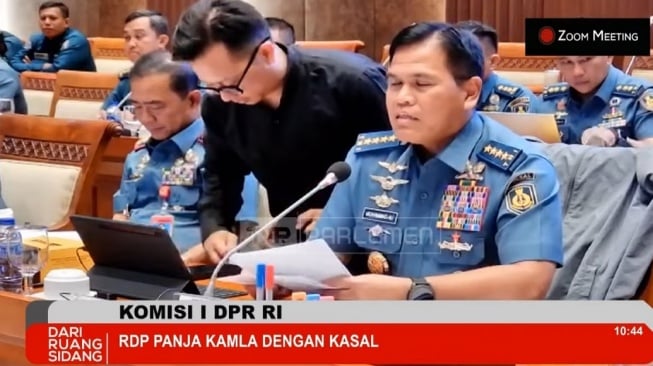 Kepala Staf Angkatan Laut atau KSAL Laksamana TNI, Muhammad Ali saat pemaparan dalam Rapat Komisi I DPR RI di Komplek Parlemen, Senayan, Jakarta, Senin (28/4/2025). (Tangkapan layar/Bagaskara)