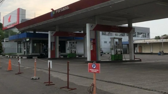 Suasana SPBU Ciceri yang terlibat kasus Pertamax Oplosan. Dua orang pegawai SPBU Ciceri ditetapkan sebagai tersangka telah ditahan di Rutan Polda Banten. [Rasyid/BantenNews.co.id]