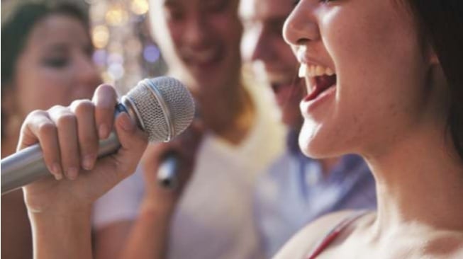 Wanita Tertular Herpes dari Mikrofon Karaoke, Begini Kronologi Medisnya