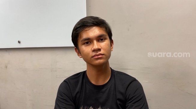 Muzakki Ramdhan, salah satu pemain film Waktu Maghrib 2 saat berkunjung ke kantor Suara.com di kawasan Kuningan, Jakarta Selatan, Rabu (23/3/2025) [Suara.com/Tiara Rosana].
