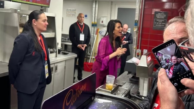 Linda Pizzuti (baju ungu) istri dari bos Liverpool, John Henry [Tangkap layar Instagram]