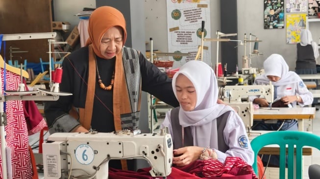 Pulang untuk Membawa Perubahan: Kisah Yanti Penggerak Perempuan Tangguh Ibun