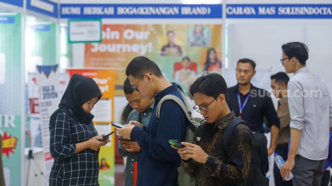 Pencari kerja memadati area gelaran Jakarta Job Fair 2025 di GOR Pancoran, Jakarta, Selasa (29/4/2025). [Suara.com/Alfian Winanto]
